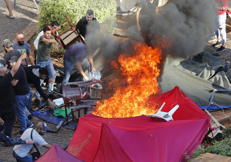 Pendukung Syi'ah Hizbulata Serang Demonstran Anti Pemerintah di Beirut Libanon